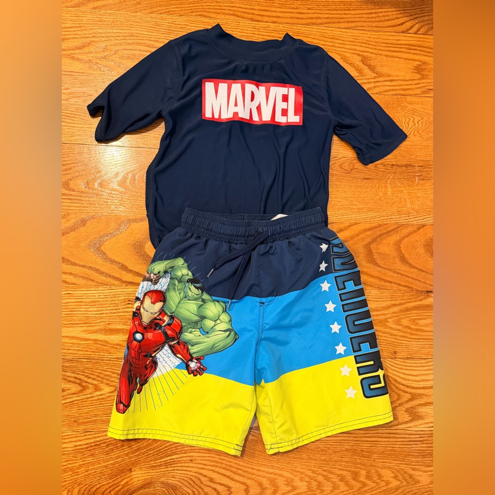 Marvel/Superhero Avengers Swim Trunks and Rash Guard Boys 5/6